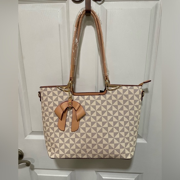 Handbags - Large Beige checkered Shoulder Crossbody purse NEW with tags Fall tote roomy